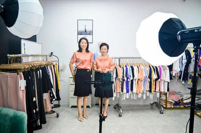 她在鄭州曾靠服裝批發(fā)一天凈賺10萬,如今轉(zhuǎn)戰(zhàn)直播帶貨,9個月增粉17萬