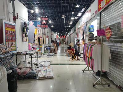 到點關門引爭議 即墨服裝批發市場夜半困客，回暖客流恐再遇寒